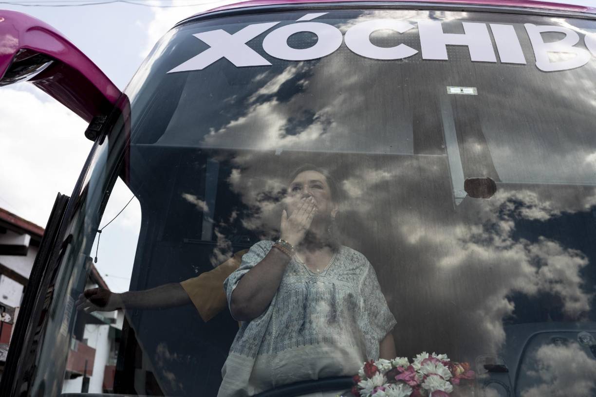 “En un camión como este me fui del pueblo para buscar suerte” en la capital, recuerda la política de centroderecha en un video de campaña, en el que viste uno de sus coloridos huipiles, la blusa tradicional indígena.