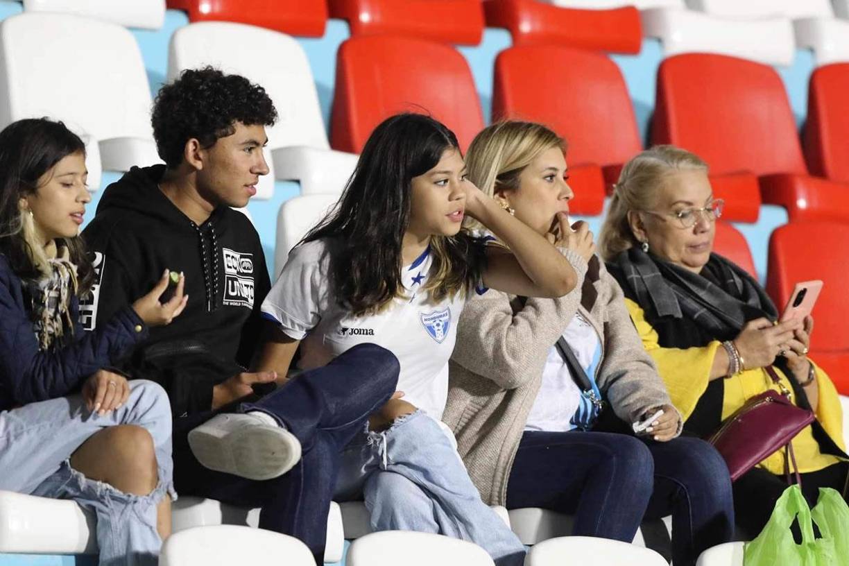 Aficionados hondureños asistieron al estadio Nacional Chelato Uclés para ver la despedida de ‘Rambo‘ de León.