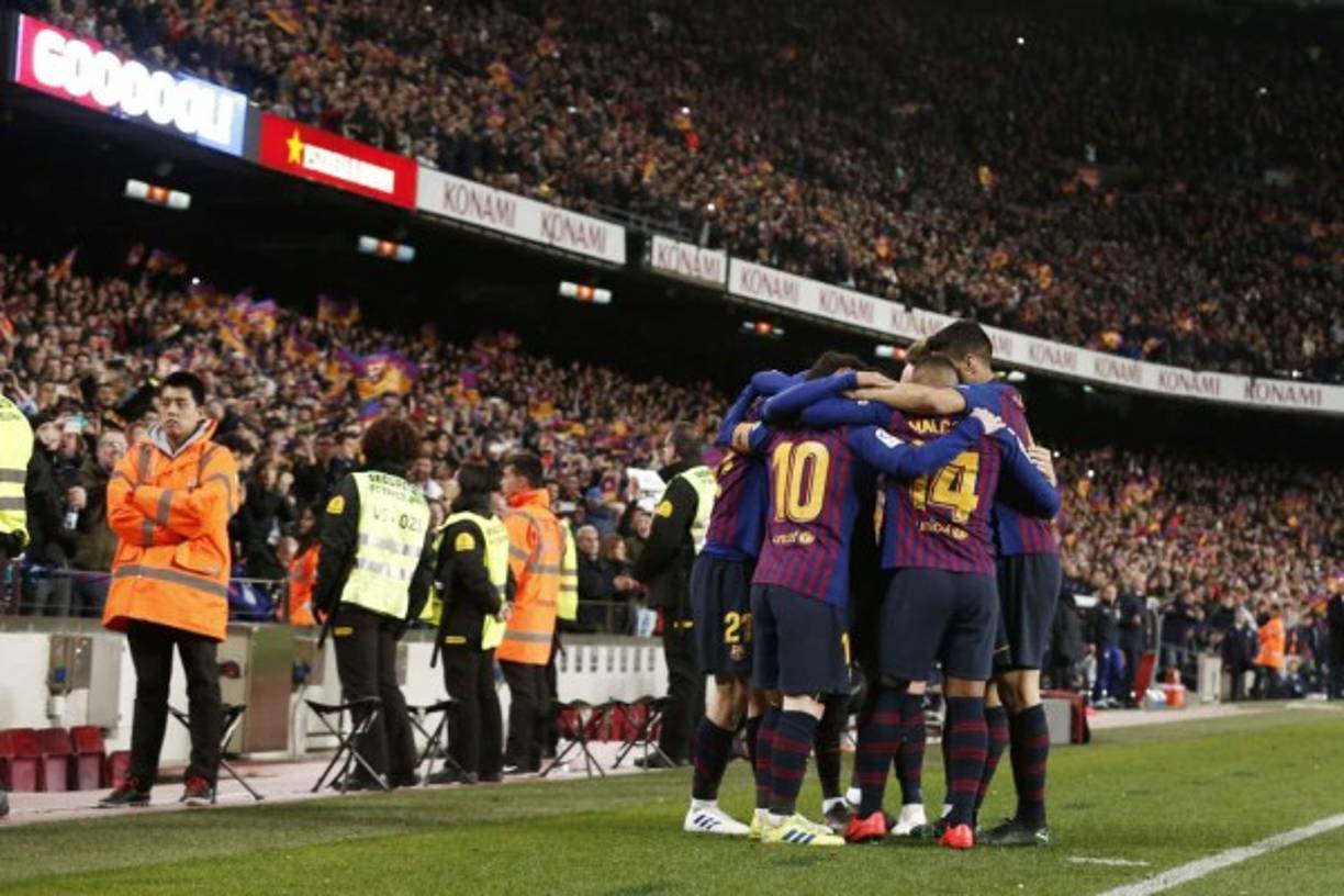 Todos unidos. Los jugadores del Barcelona celebran el gol de Messi, en el fondo la afición azulgrana hace lo mismo. Foto AFP