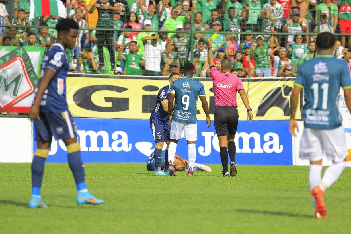 Héctor Castellanos, volante del Motagua, recibió una tarjeta amarilla apenas a los dos minutos del primer tiempo.