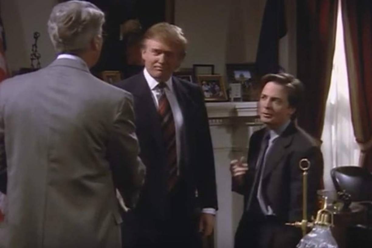 Trump parece tener la tendencia de aparecer en casi todas las series de televisión ambientadas en la ciudad de Nueva York y 'Spin City' (Departamento de crisis) no fue la excepción cuando también apareció en ella en 1998.