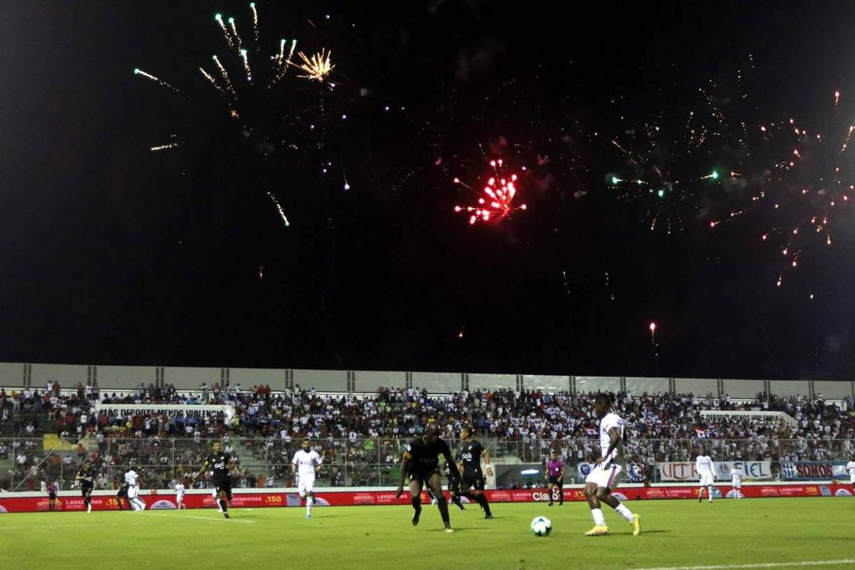 La barra del Olimpia lanzó fuegos artificiales al cielo de Comayagua.