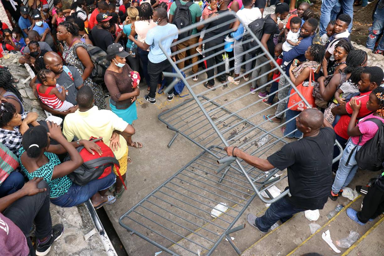 Los extranjeros, en su mayoría de Haití, Suramérica, Centroamérica y África, llevaban acampando casi 48 horas frente a las oficinas de Comar en Tapachula, en el límite con Guatemala, tras lo que 2.000 migrantes saltaron vallas metálicas para ingresar al edificio.