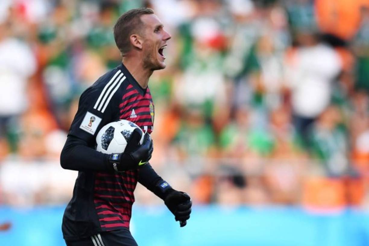 El Barcelona da por hecha la salida de Jasper Cillessen este verano y ya tendría su posible reemplazo. Se trata del portero Robin Olsen, quien está disputando el Mundial de Rusia 2018 con Suecia. Tiene 28 años.