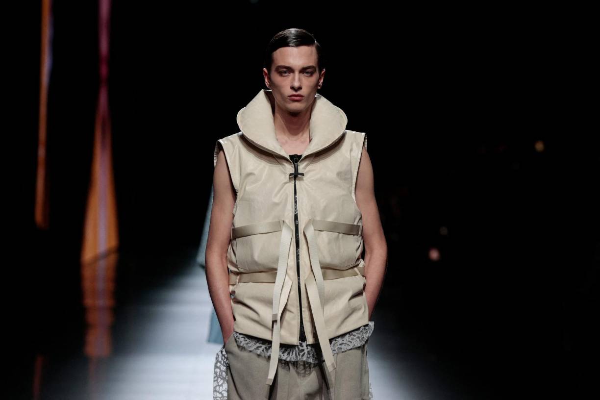 Los cordones en el interior de esos abrigos son ajustables y contribuyen a transformar los abrigos. Unas cintas permiten prolongar ese juego de formas.