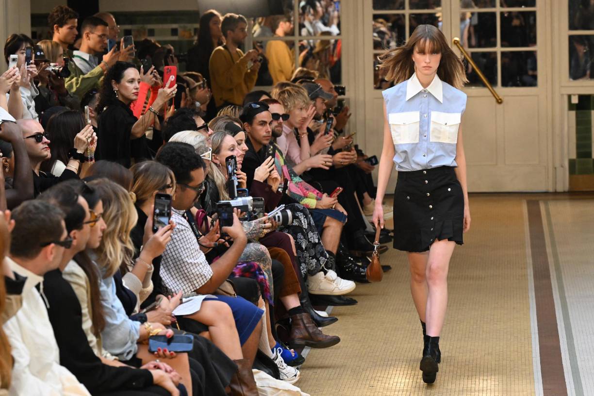 La Semana de la moda de París inició el lunes 25 de septiembre, después del cierre de la Semana de la Moda en Milán. La capital francesa es sede de la pasarela más esperada en el mundo de la moda. En esta ocasión 108 marcas presentarán sus colecciones para las temporadas Primavera-Verano 2024. Las colecciones más esperadas son las de Christian Dior yVictoria Beckham. En la foto podemos apreciar a una modelo luciendo una creación de Victoria/Tomas. A continuación les damos un repaso de los looks más destacados de la primera jornada.