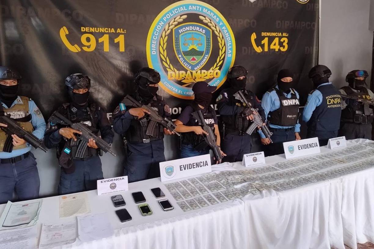 Al momento del arresto les decomisaron más de 31 mil dólares, cuatro vehículos y seis teléfonos.