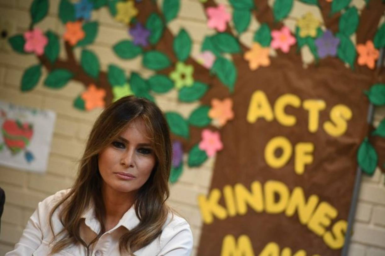 Melania intervino en una sala que en las paredes tenía dibujos de menores y un mural con un árbol de hojas verdes y un cartel amarillo en el que podía leerse: 'El árbol de la bondad'.