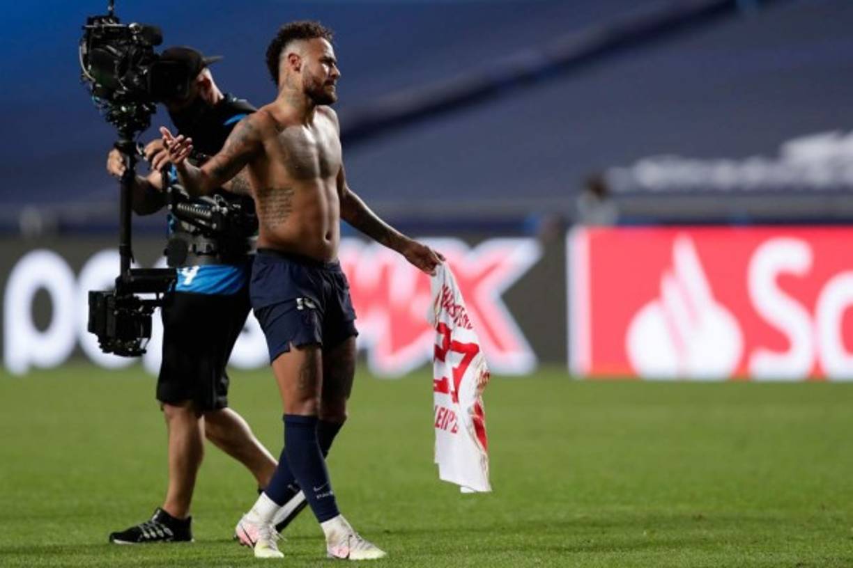 Neymar rompió un protocolo de la UEFA al final del partido tras intercambiar camiseta con el defensa Marcel Halstenber del RB Leipzig y podría ser sancionado.