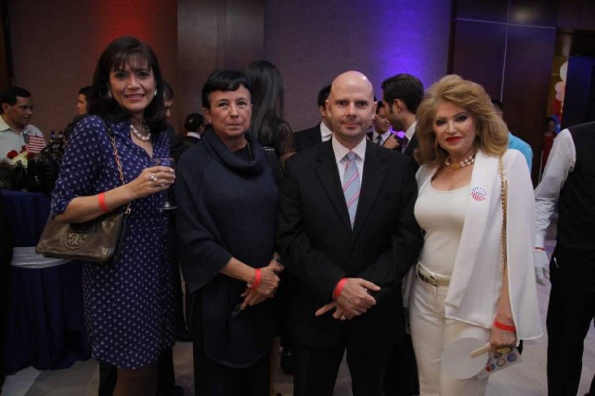 Sandra Lanzas, Gladys Pastor, Pedro Barquero y Maritza Lara.