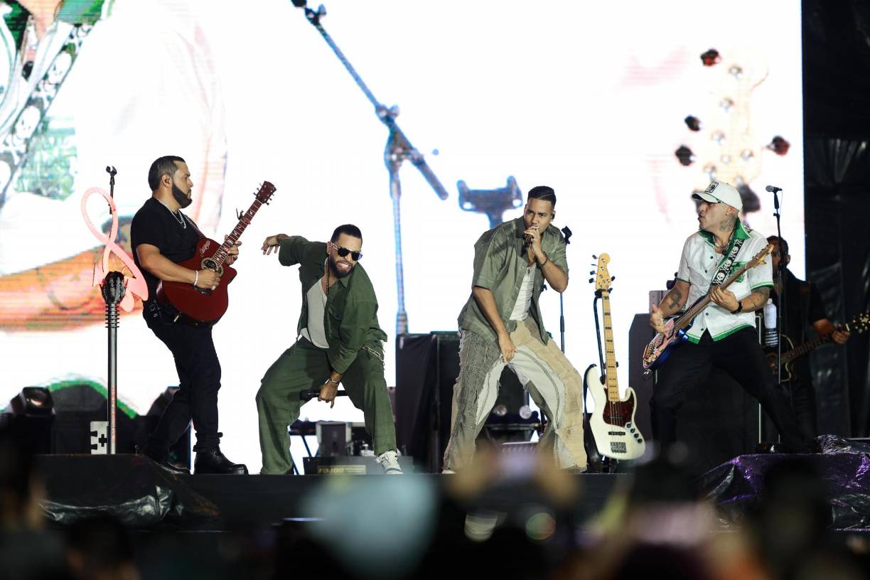 Los cuatro integrantes de Aventura bailaron y cantaron fragmentos de sus canciones mientras el público no dejaba de aplaudirles. 