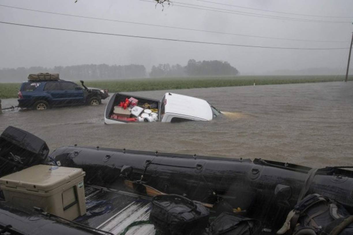 Las fuertes lluvias causaron severas inundaciones, atrapando a decenas de personas que intentaban escapar de la tormenta en New Bern, Carolina del Norte.