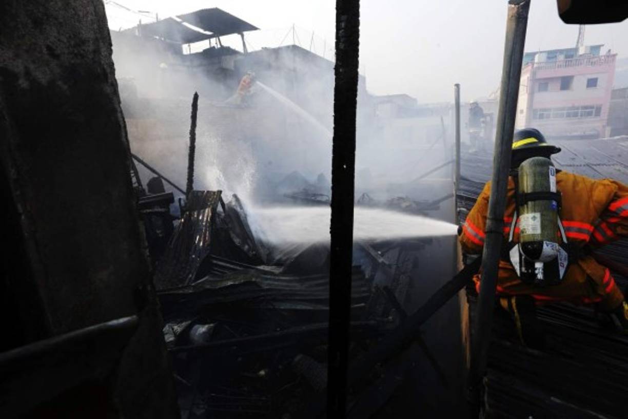 Varias unidades de Bomberos participaron para controlar el incendio.
