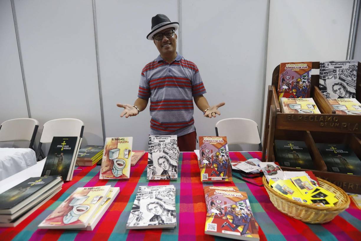 El escritor hondureño Carlos Cálix y su <i>stand</i> de obras propias. 