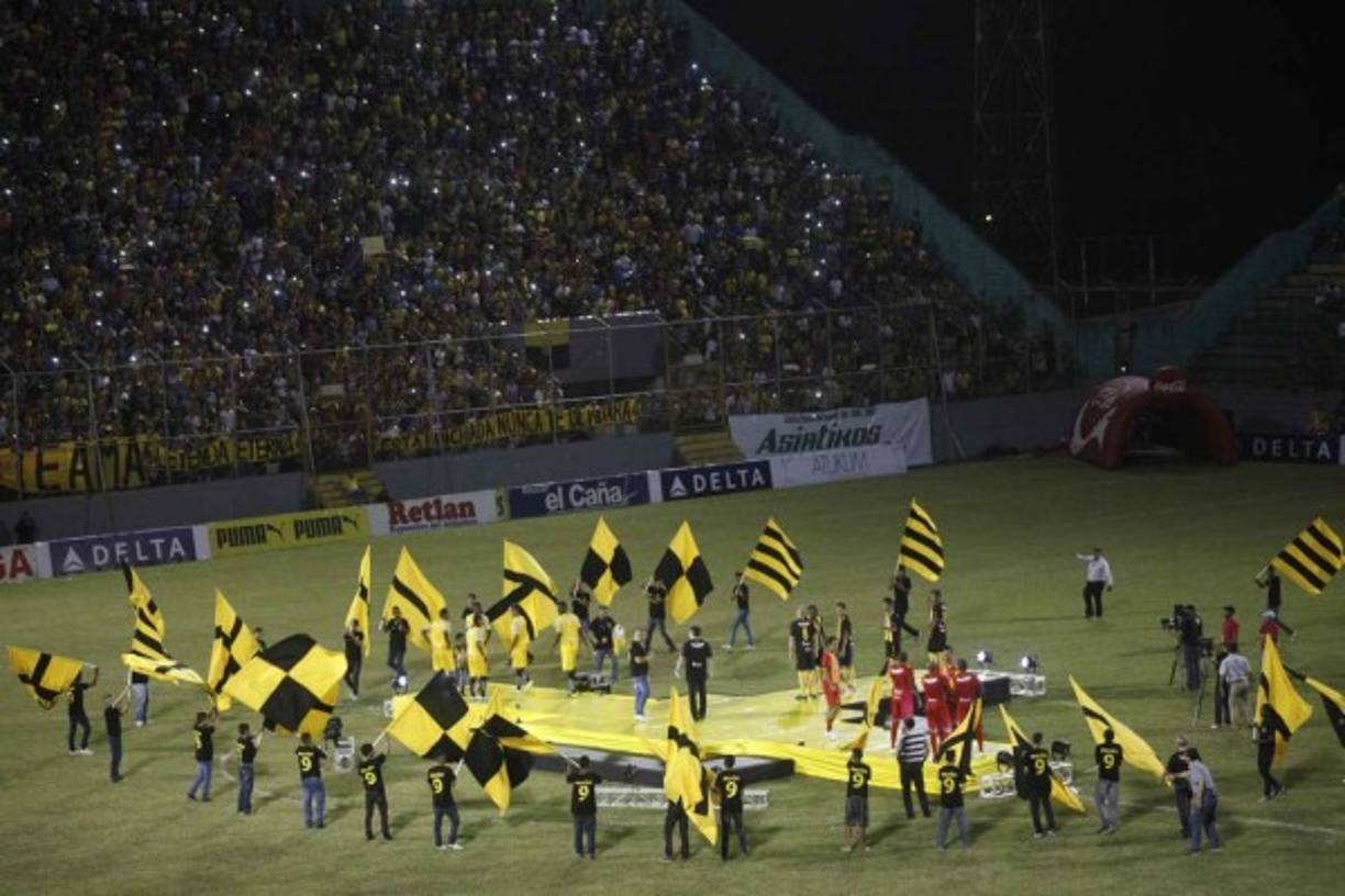 La afición aurinegra ha abarrotado el estadio Morazán.