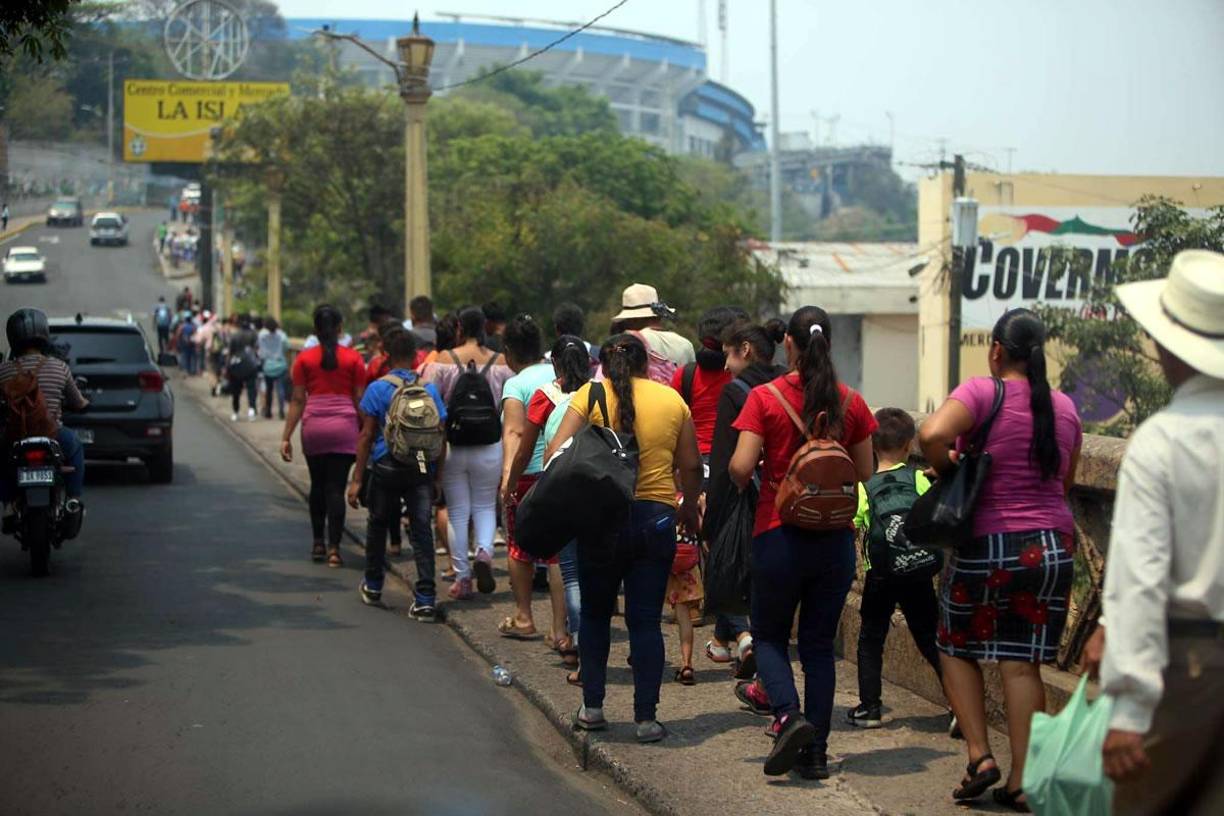 En el primer día de la venta de las entradas al decisivo encuentro, los aficionados se volcaron para conseguir los boletos y en las afueras del estadio se amaron grandes filas de personas que estaban esperando para adquirir un boleto.