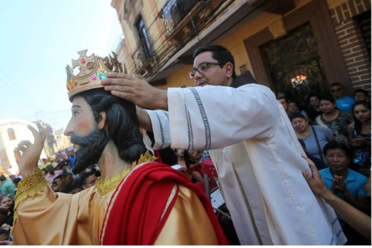 La imagen de Jesucristo resucitado es coronada.