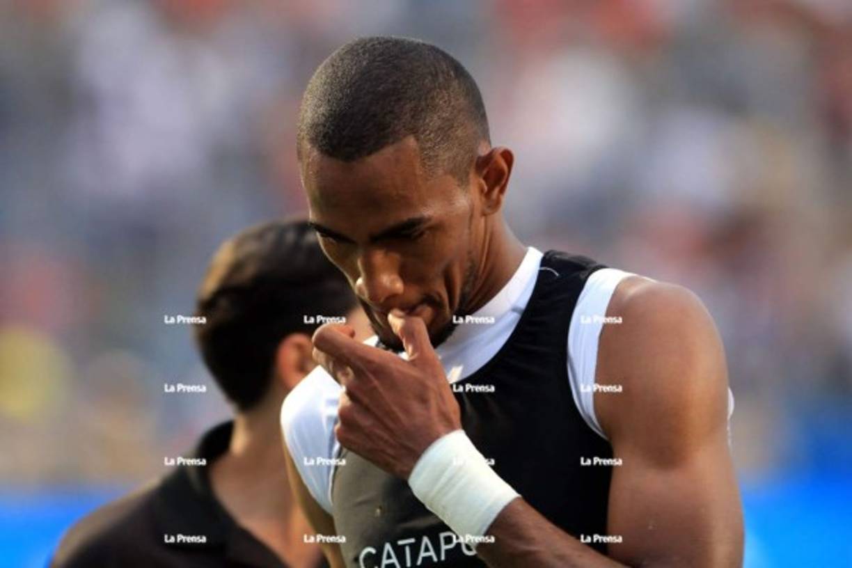 Jerry Bengtson se fue del campo del Nacional cabizbajo por el penal que falló.