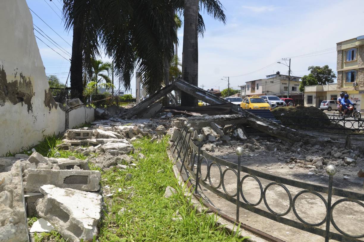 ‘La gente salía corriendo, gritaban desesperados, toda la gente se bajaba de los carros (...) desesperada, corrían, gritaban, lloraban”, dijo a la AFP Magaly Escandón, una vendedora de artículos de costura en esa ciudad de la zona andina. 