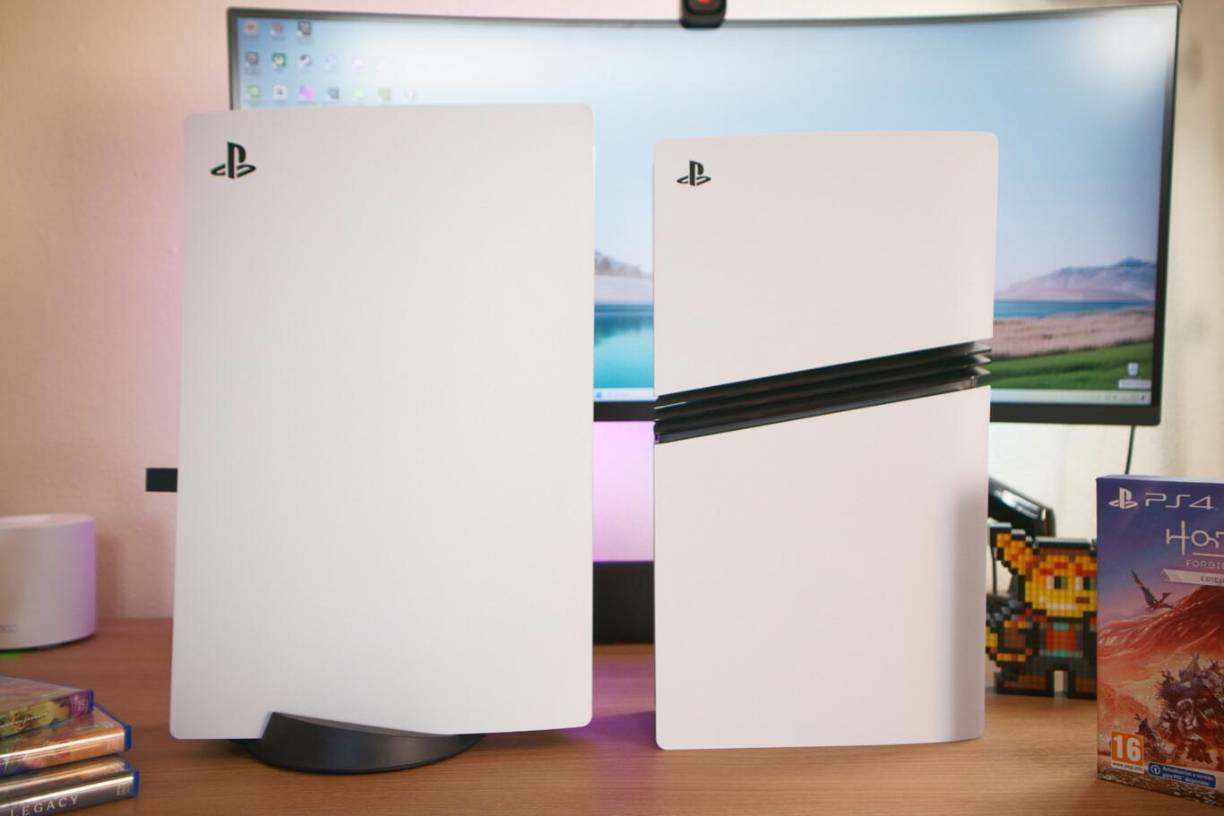 Sobre el apartado estético, podríamos resumir en tres puntos: tamaño, placas y lector de discos. La PlayStation 5 Pro es más estrecha y tan alta como el modelo original. Si la comparamos con la PS5 Slim, es algo más alta. También es notablemente más ligera, pasando de 4,5 a 3,1 kilos.