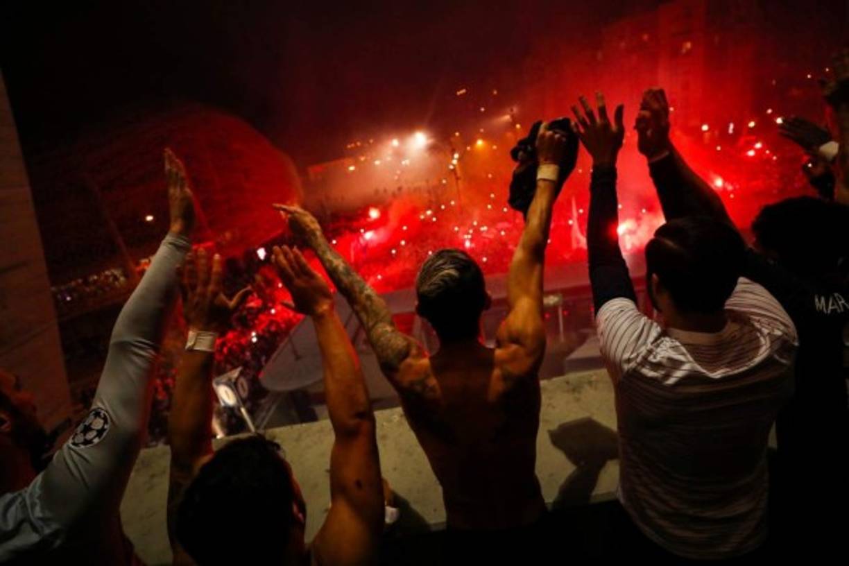 Así celebraron los jugadores del PSG su victoria y clasificación con los aficionados.