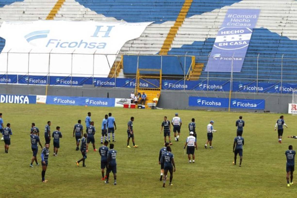 Puntual, a las 8:00 de la mañana, saltaron al engramado del estadio Morazán los 30 guerreros que tienen el destino de la Selección de Honduras en sus manos en este repechaje intercontinental contra la experimentada Australia.