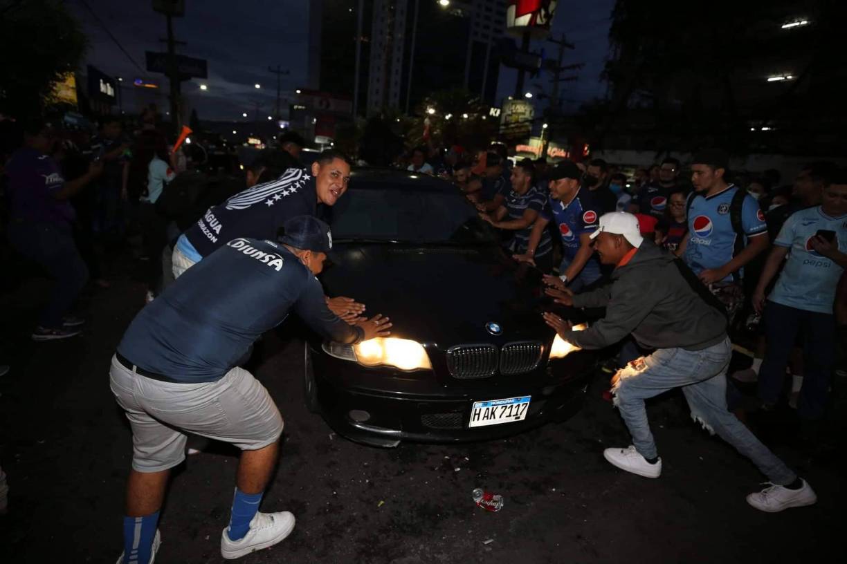 Dos chicas cautivaron: Afición del Motagua celebra en las calles la obtención del título