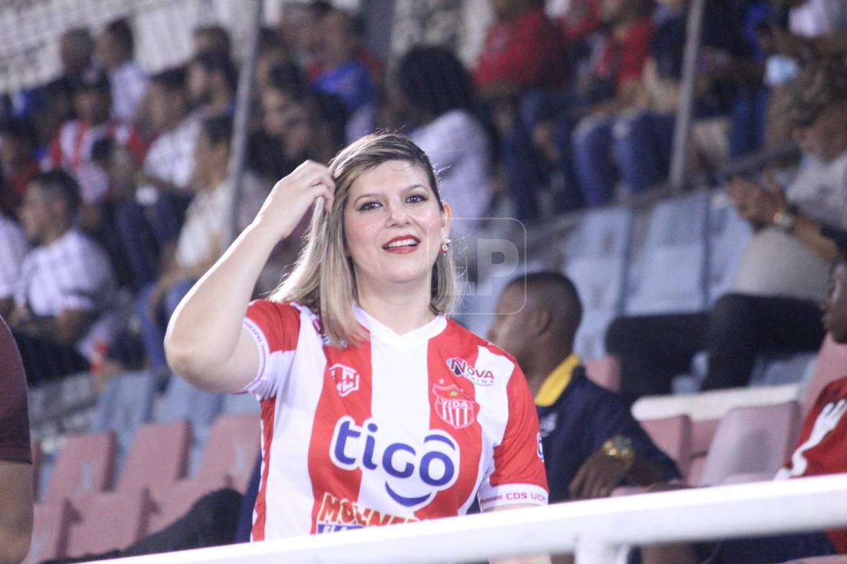 La hermosa mujer en el momento que fue captada por el lente de Diario LA PRENSA previo al pitazo inicial del clásico de la ciudad de La Ceiba.