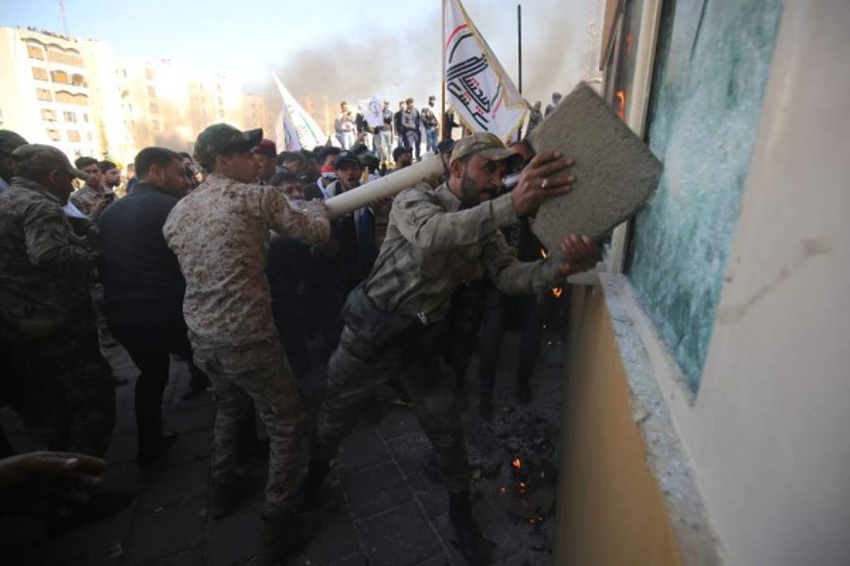 Los manifestantes iban vestidos con el uniforme de combatientes de las Fuerzas de Movilización Popular, una coalición de paramilitares dominada por facciones chiitas proiraníes a la que pertenecen las brigadas de Hezbolá, la facción atacada en los bombardeos.