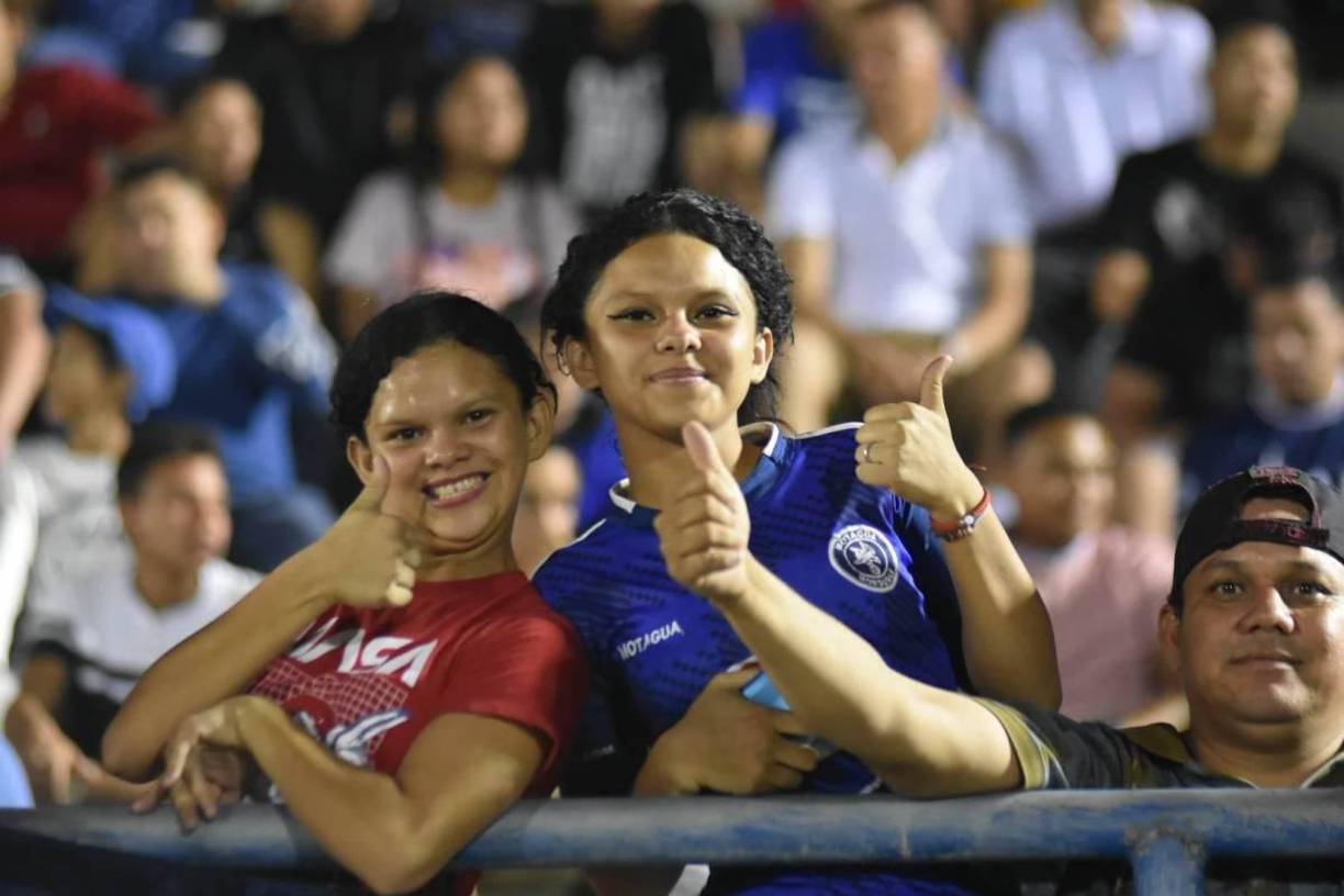 ¡Hermosas! Bellas jóvenes también engalanaron el estadio Emilio Williams y llegaron para dar su apoyo al Ciclón Azul.
