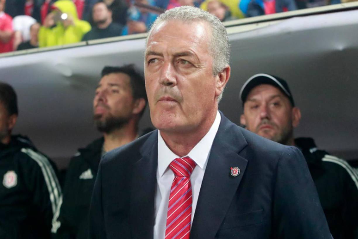 Noventa y siete minutos bastaron para que la APF deseara que Gustavo Alfaro dirigiera a su selección. Tras el pitazo final Robert Harrison, presidente de dicha Federación de Paraguay, se encargó de conversar y endulzar el oído de Lechuga para conseguir su palabra sin notificarle nada a la Federación Costarricense de Fútbol. Así lo dio a conocer Diario Extra de Costa Rica.