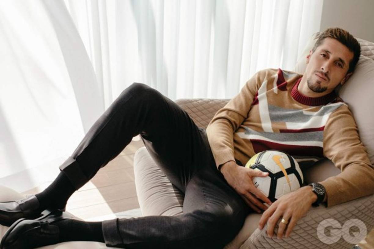 Héctor Herrera se alejó por unos momentos del terreno de juego para incursionar como modelo y así figurar en la portada de la revista GQ.