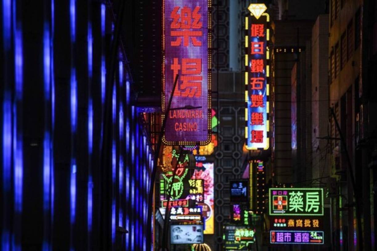 Hoy el aeropuerto y la estación de tren quedarán 'temporalmente cerrados' para salir de la ciudad y, de hecho, se prohíbe que ningún ciudadano 'salga de Wuhan sin razones especiales' hasta nuevo aviso.