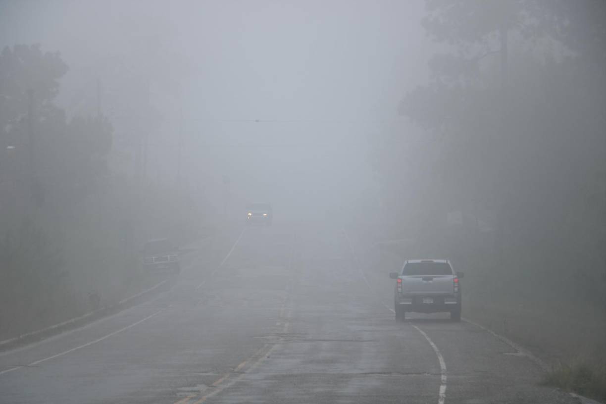 Entre La Esperanza y Yamaranguila, un tramo de 16 kilómetros aproximadamente, está colmado de baches pero debido a características climáticas de la zona, en invierno, la neblina dificulta aún más la visibilidad, por lo que muchos conductores no logran sortear los baches.