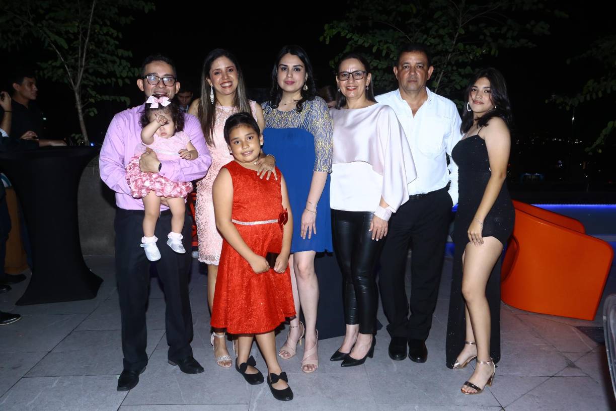 Jimmy Castro, Scarlett Castro, Suyapa Cuéllar, Katherine Oliva, Lileana Gallo, Enid Cuéllar, Antonio Díaz y Ashley Oliva