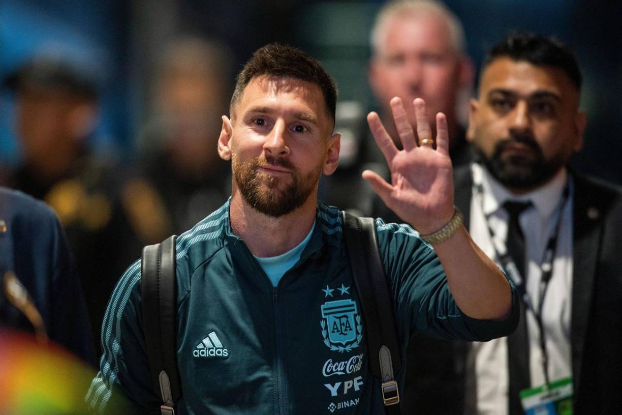 El crack argentino saludando a los presentes a su llegada al estadio Red Bull Arena de Nueva Jersey.