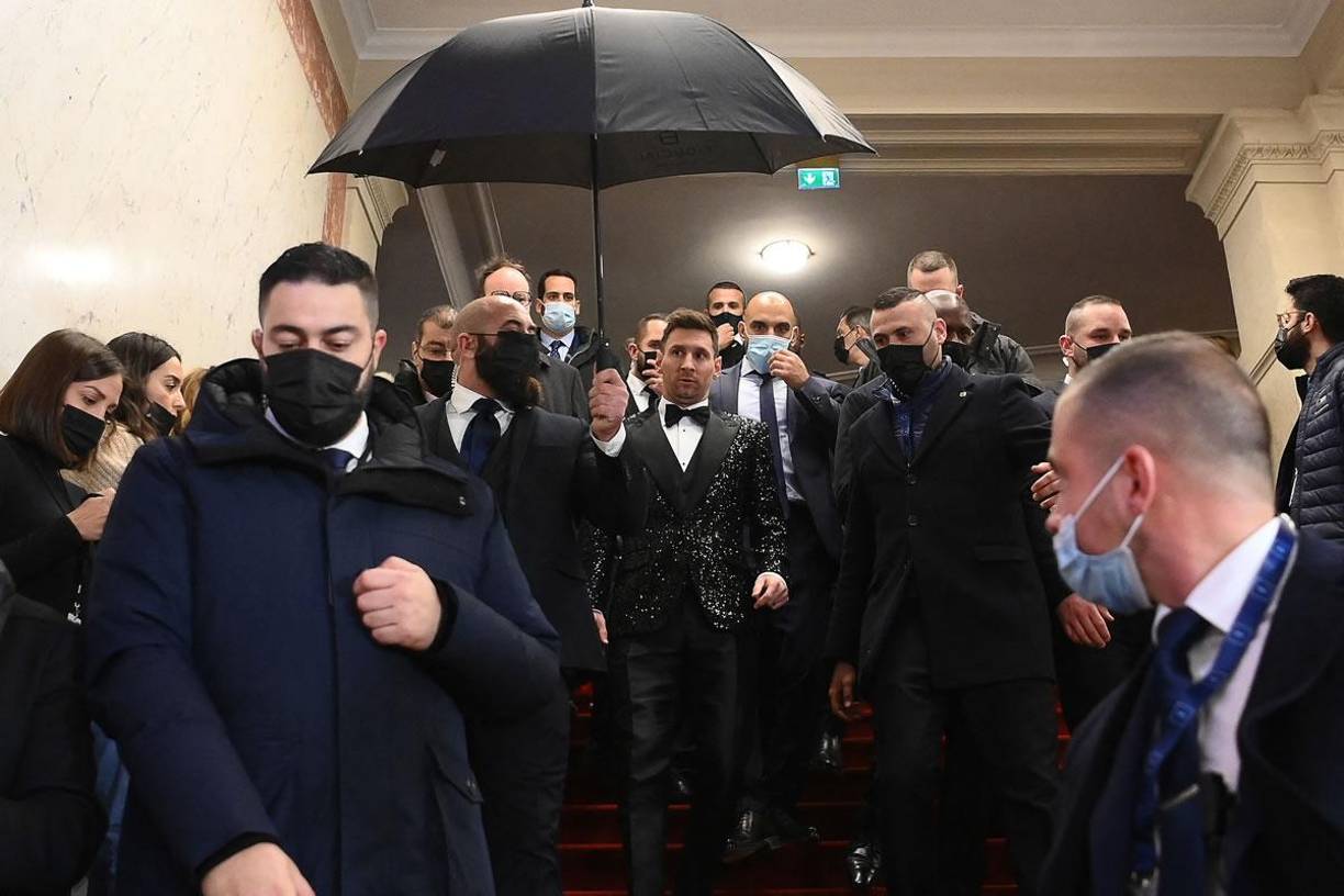 Lionel Messi saliendo de la Gala del Balón de Oro 2021.
