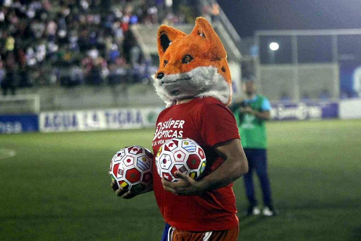 La mascota de los Lobos de la UPN estuvo presente en el Emilio Williams.