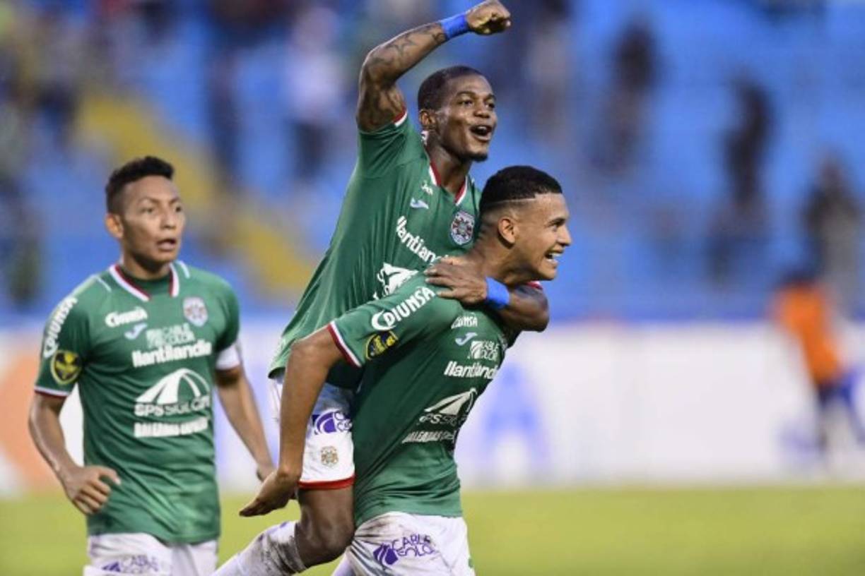 Edwin Solani saltó sobre Kervin Arriaga para celebrar el gol de la victoria verdolaga.
