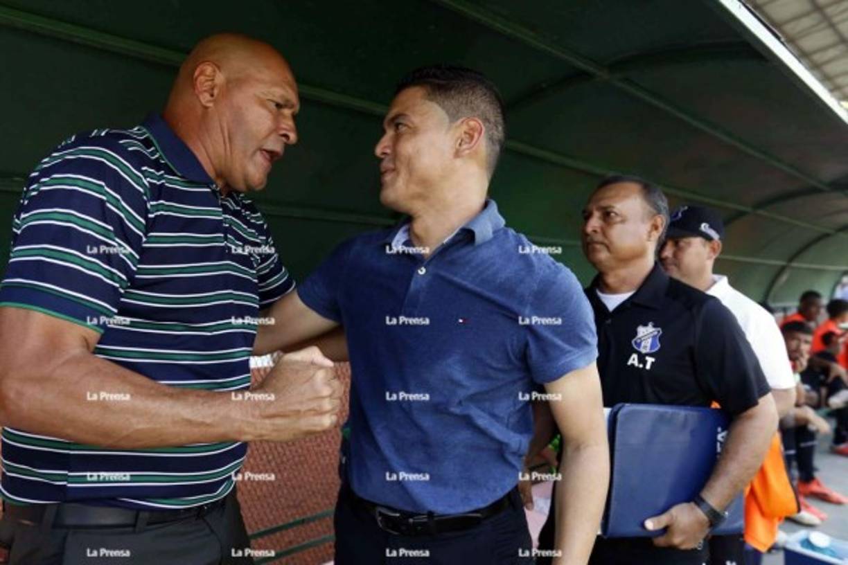 Los entrenadores Wilmer Cruz y Luis Alvarado se saludan antes del partido en El Progreso.