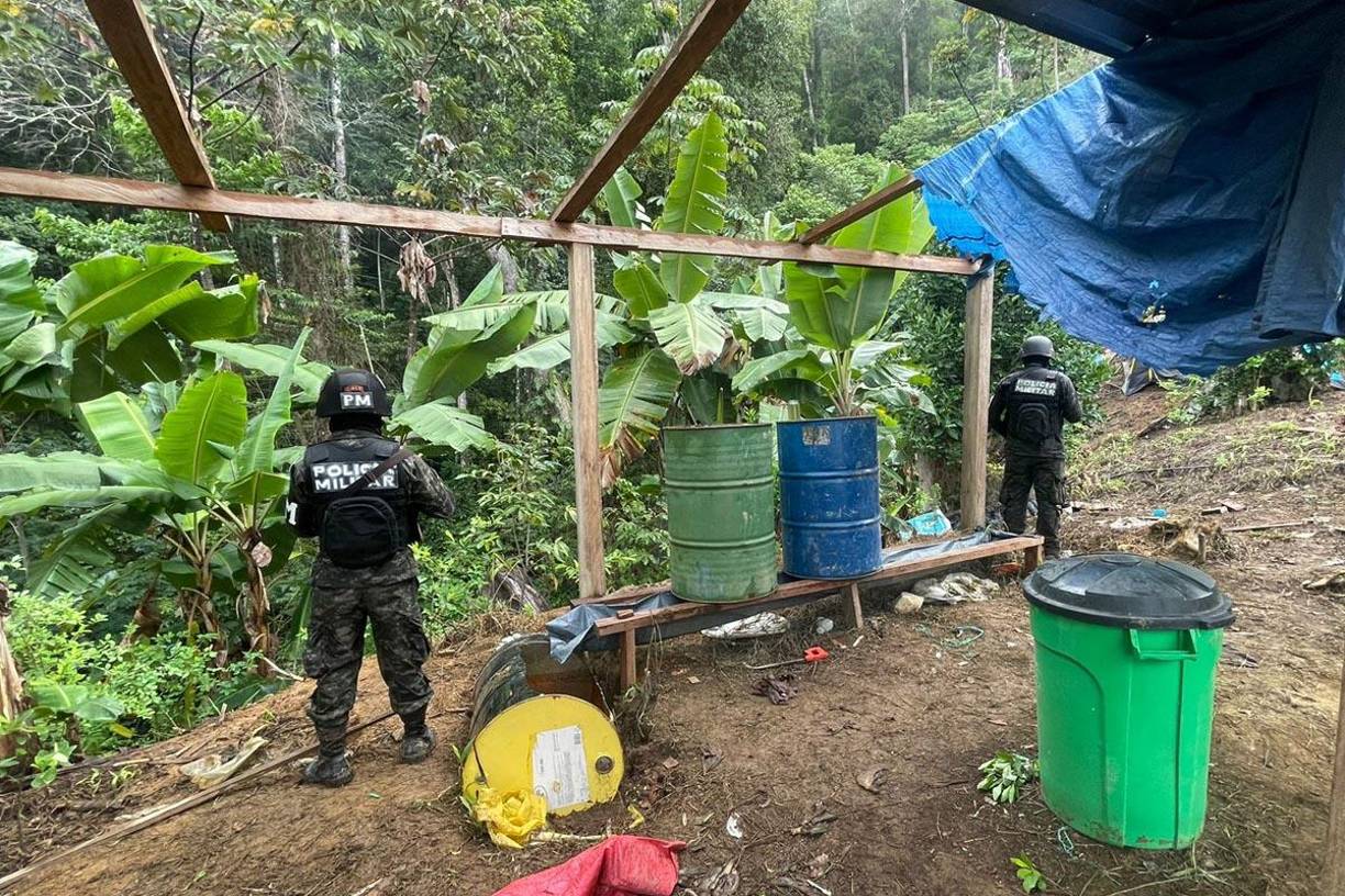 En el escondite habían barriles con químicos para procesar la hoja de coca.