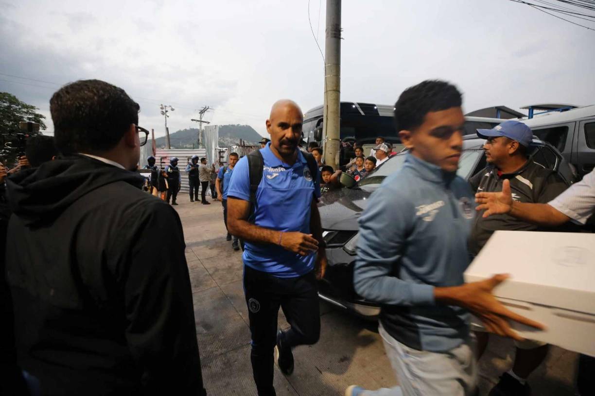 En Motagua llevaron un pastel debido al cumpleaños del entrenador Ninrod Medina.