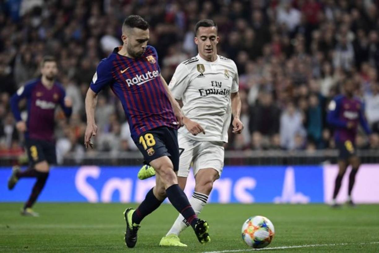 Jordi Alba: (5). Solo estuvo atrás. El lateral español es una pieza fundamental en el ataque de los de Ernesto Valverde, pero apareció más en la faceta defensiva, ayudando al balance defensivo para medirse en velocidad a Lucas Vázquez y esto siempre es una mala noticia para el Barcelona.