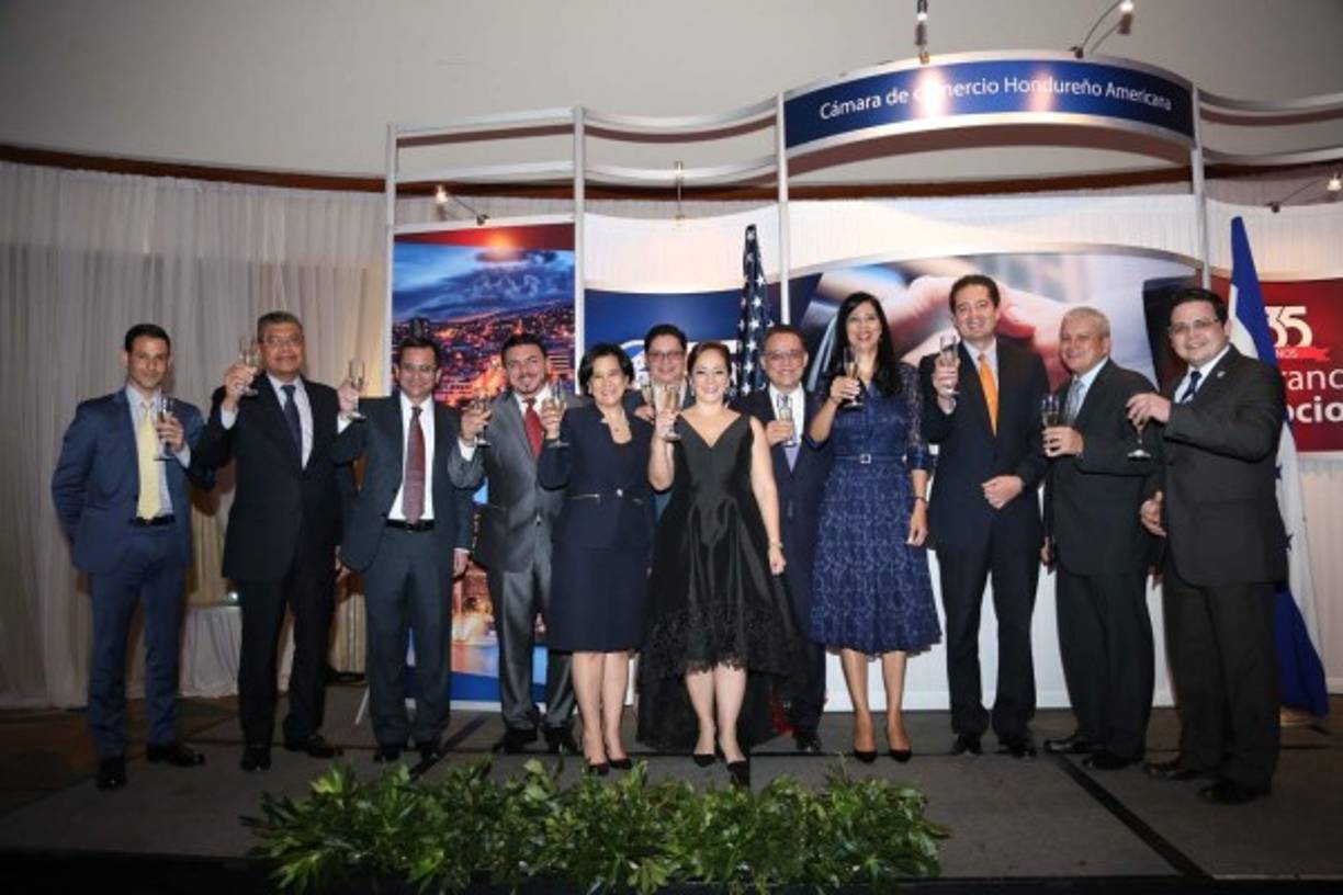 La directiva de la AmCham presidió el brindis y festejó por los proyectos, proyección y metas para 2017 consolidando a empresas de prestigio de Honduras.