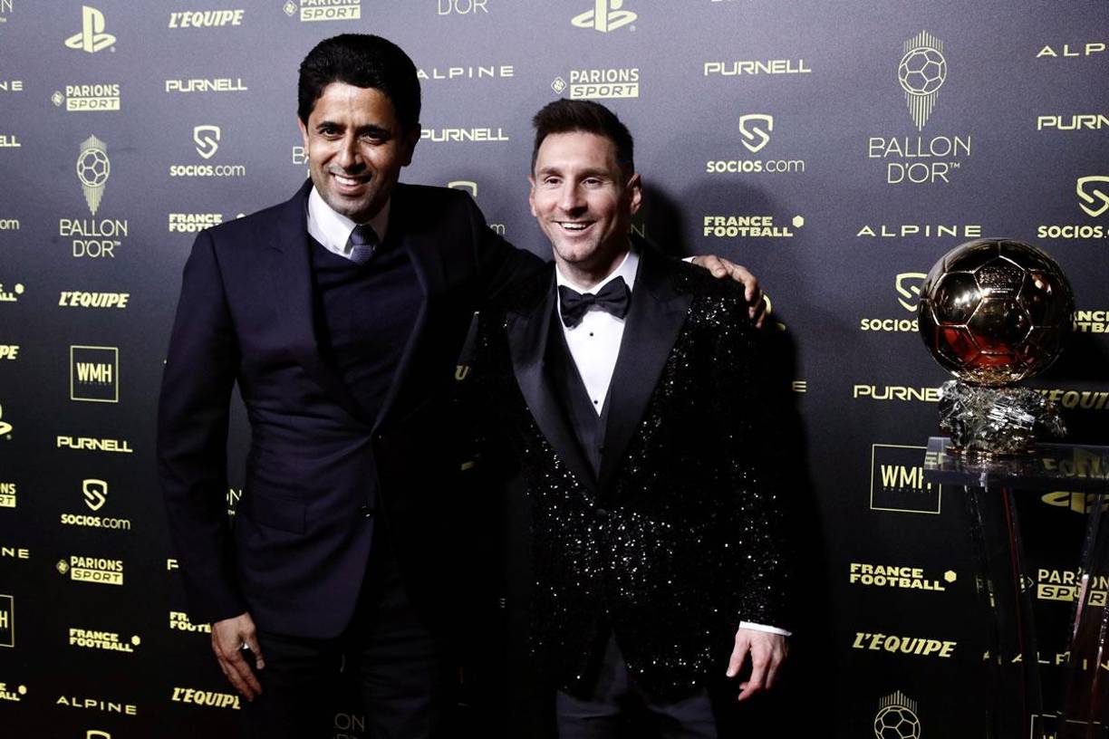Nasser Al-Khelaïfi, presidente del PSG, posando feliz con su jugador Lionel Messi.