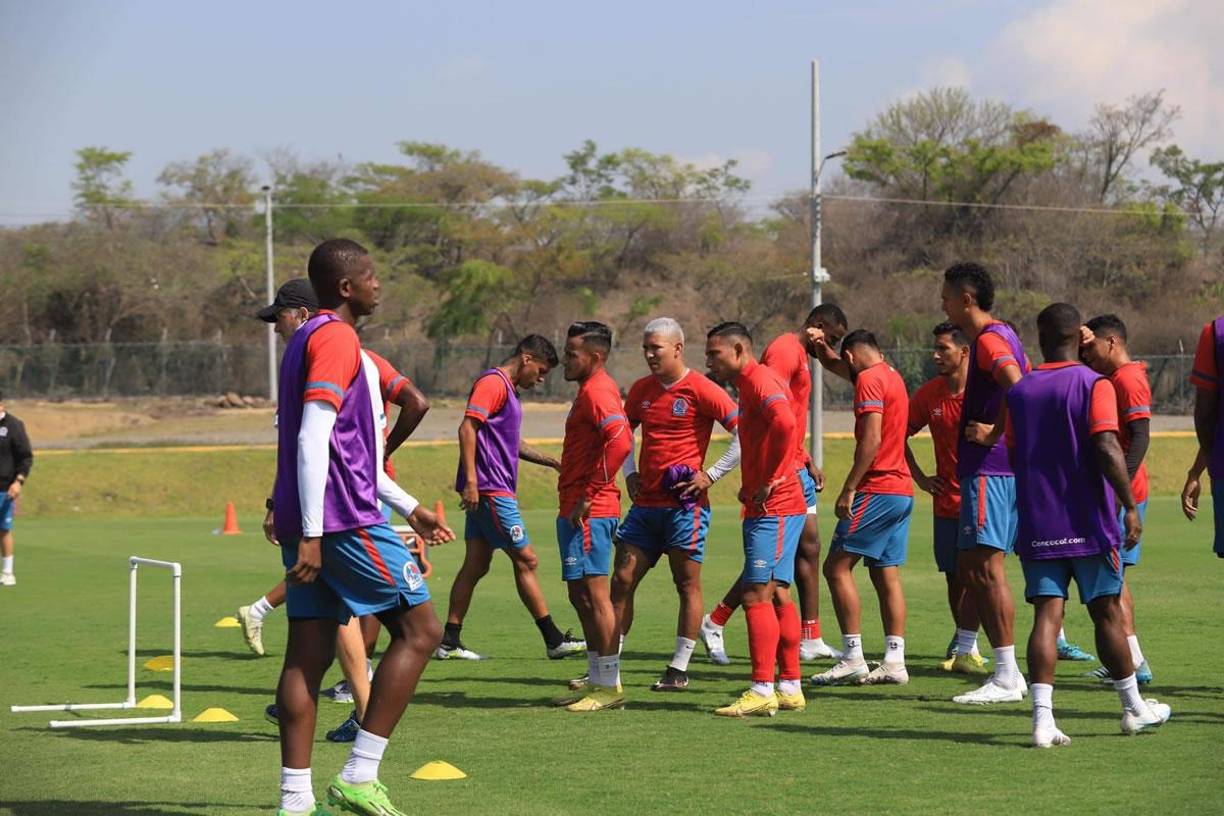Los jugadores olimpistas estuvieron atentos a todos los detalles e indicaciones en el último entrenamiento.