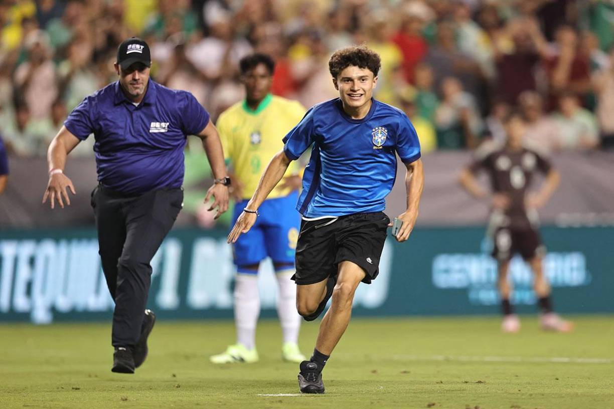 Otro aficionado de Brasil que se metió a la cancha del estadio Kyle Field de Texas.