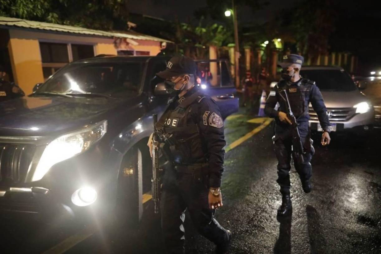 La cobertura mediática de esa noche fue intensiva. Desde temprano, los principales medios de comunicación locales y regionales comenzaron a seguir de cerca los movimientos de las fuerzas de seguridad y la situación en la residencia del expresidente.