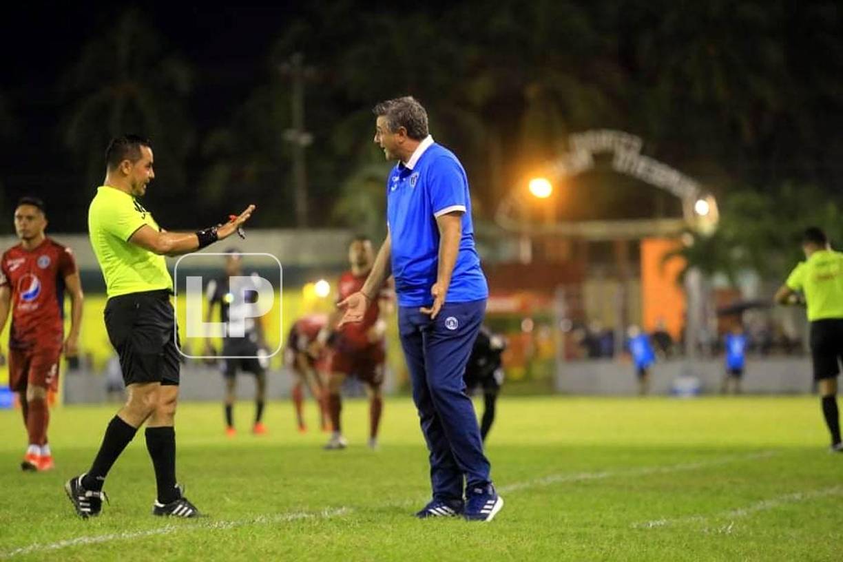 Diego Vázquez reclamando al árbitro Héctor Rodríguez durante el partido en el estadio Humberto Micheletti.