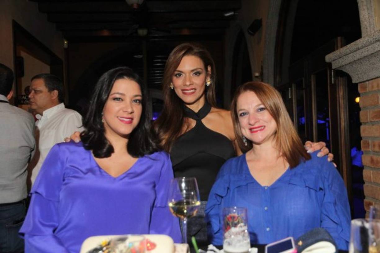 Elke y Biana Ictech con Ana Larach.